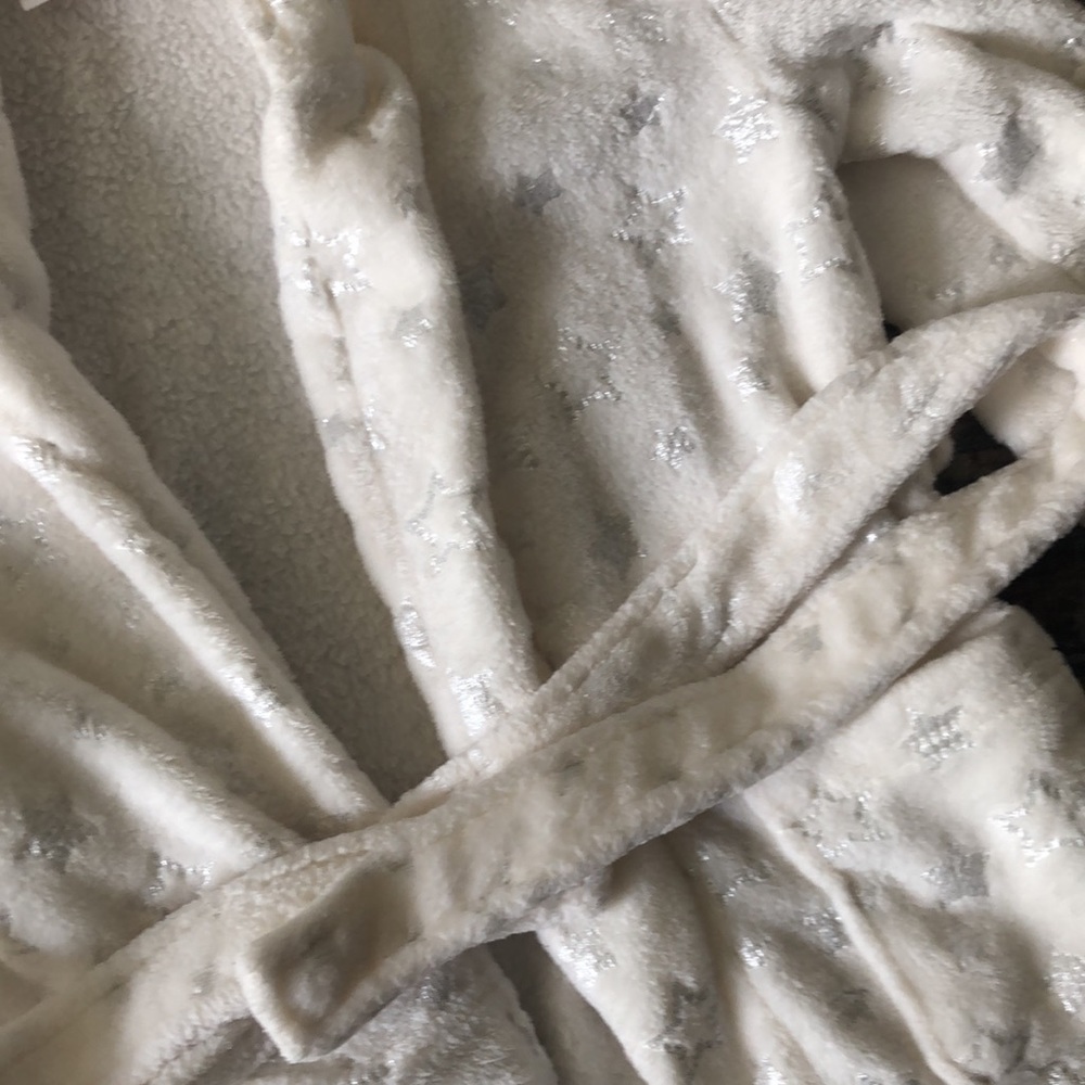 Robe - Picture 3 of 3
